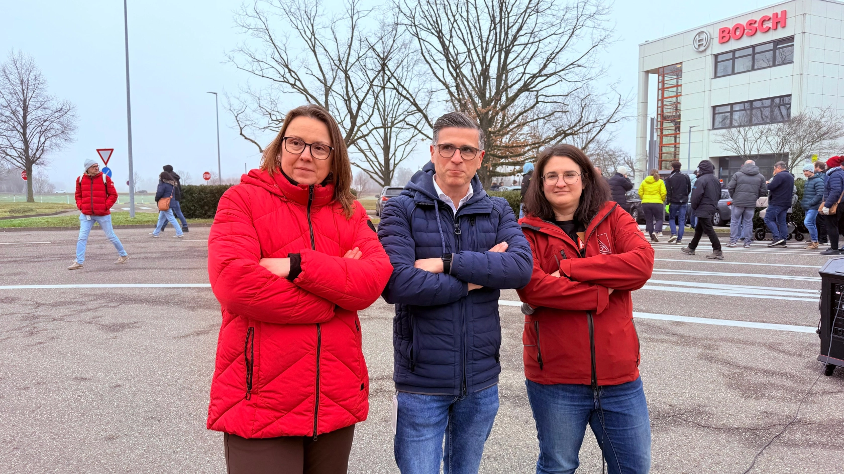 Katja Wüsten, Leiterin der Vertrauensleute;  Francesco Tramonti, Betriebsratsvorsitzender; Katrin Mayer, Geschäftsführerin der IG Metall Offenburg (von links nach rechts)