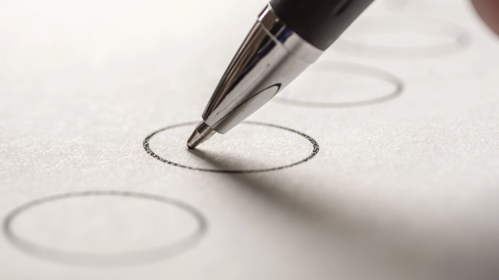 Nahaufnahme eines Kugelschreibers bei einer Wahl